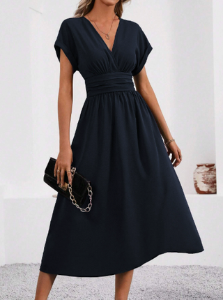 Midi-Kleid mit V-Ausschnitt und plissiertem Bund | Midi
